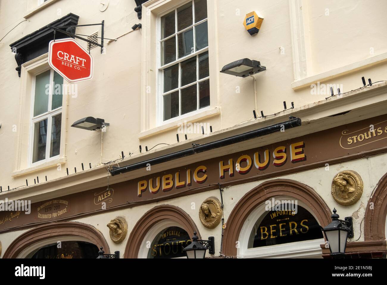 London - Craft Beer Co signe sur l'extérieur de l'un des Leurs pubs dans le quartier Holborn de la ville de Londres Banque D'Images