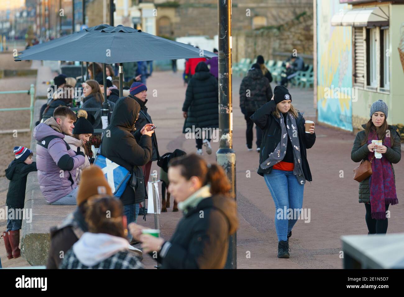 Portobello, Écosse, Royaume-Uni. 8 janvier 2021. Le public se précipita sur la promenade de Portobello vendredi après-midi alors que les hôpitaux se comblent de nouveaux cas de Covid-19 et le Premier ministre Nicola Sturgeon déclare qu'un confinement encore plus strict en Écosse pourrait être nécessaire. Très peu de social distancer dans les preuves et les cafés restent ouverts pour les plats et les boissons à emporter. Ces derniers pourraient être forcés de se fermer si un verrouillage plus sévère est appliqué. Iain Masterton/Alay Live News Banque D'Images