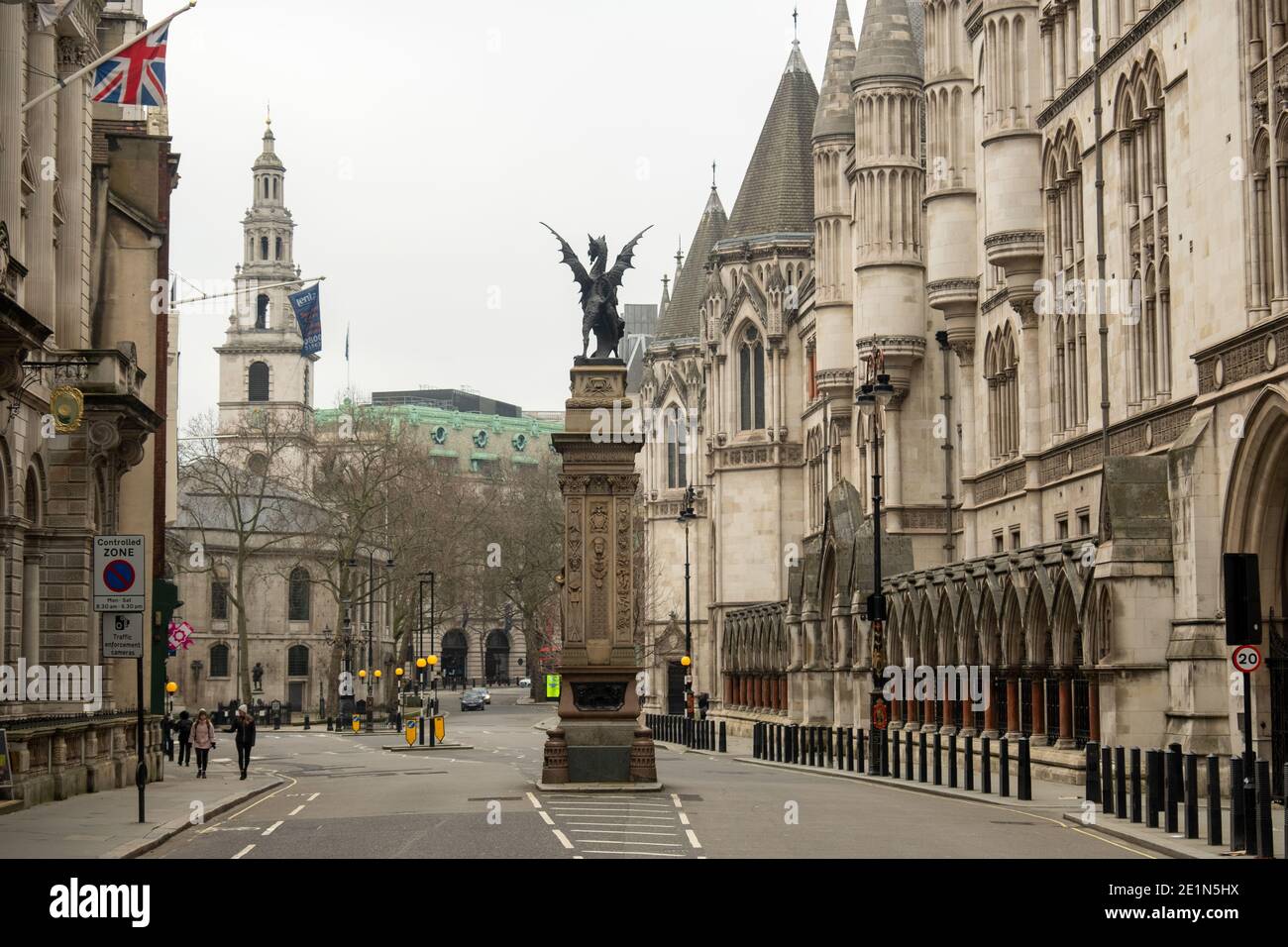 Londres, janvier 2021 : Fleet Street et les cours royales de justice. Rue vide en raison du confinement de Covid 19 Banque D'Images