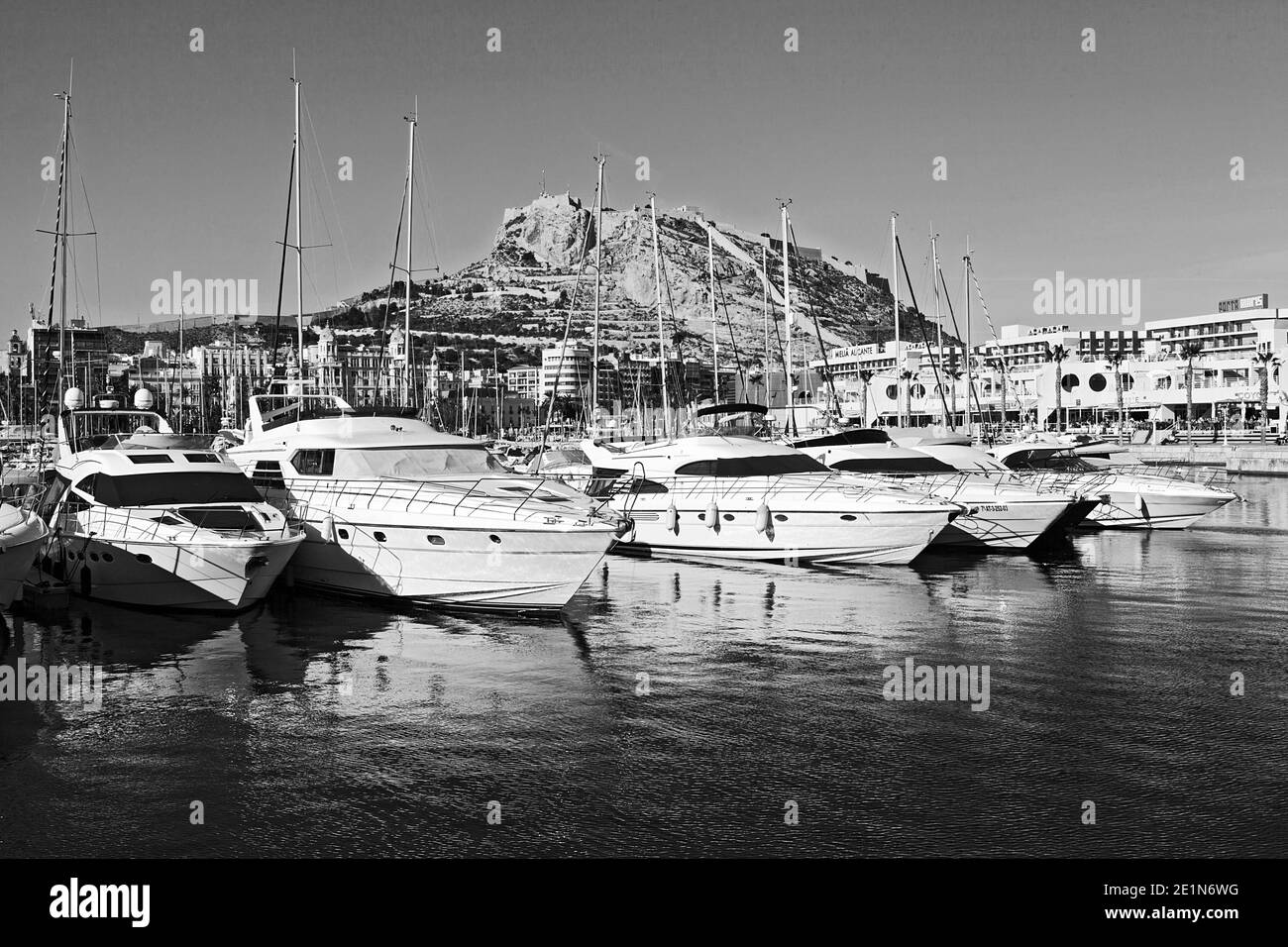 Croisière de luxe alignés sur les ancrages dans le port de plaisance d''Alicante Banque D'Images