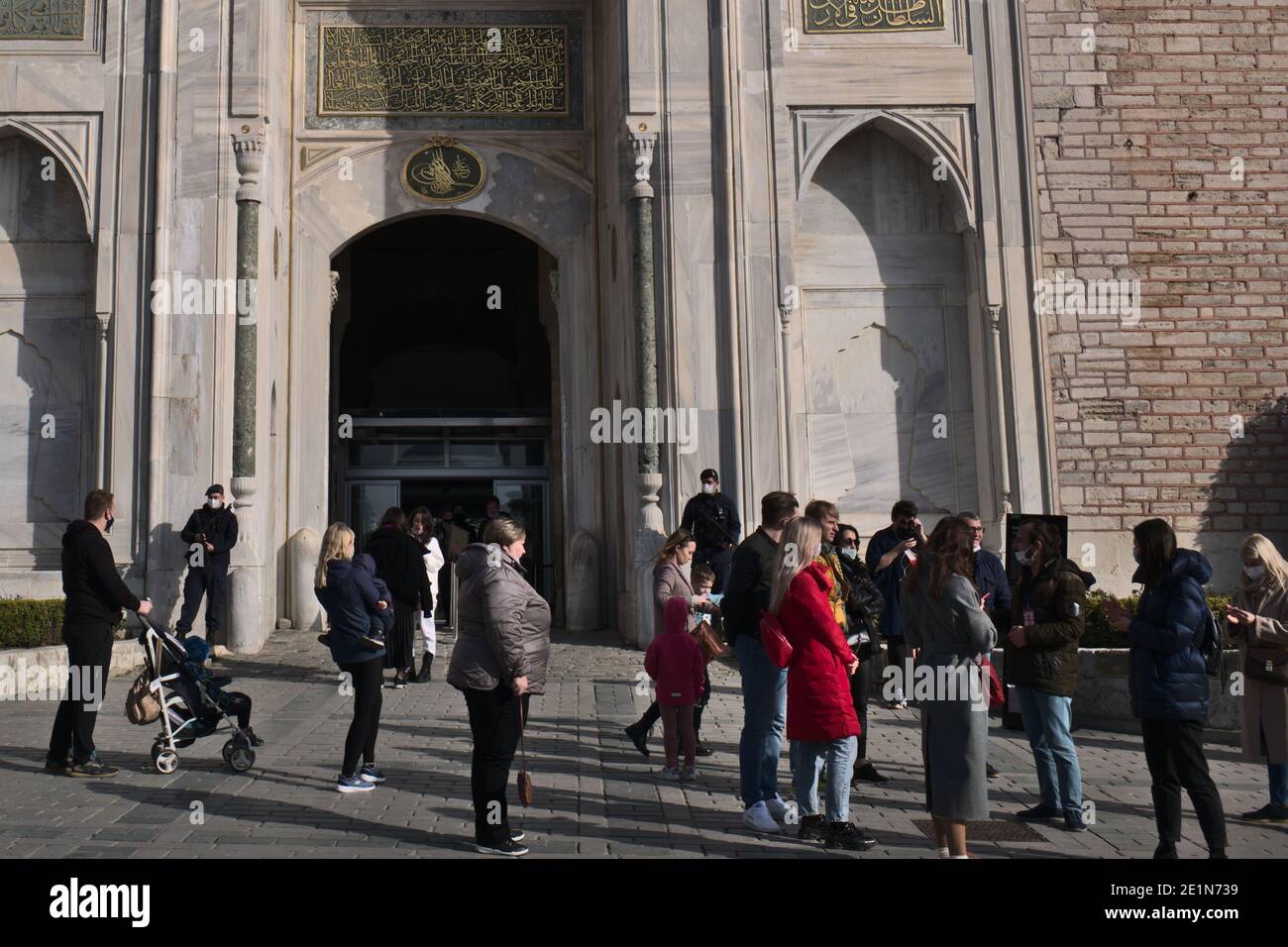 Istanbul Istanbul Turquie -01 08 2021 lors de la pandémie, les sites historiques et les musées sont ouverts aux touristes en Turquie. Un groupe de touristes séjournent à Fro Banque D'Images