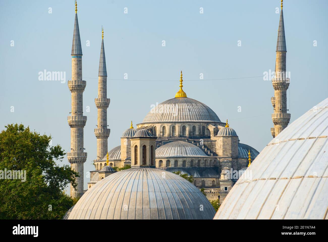 Vue depuis la basilique Sainte-Sophie sur les toits de la Mosquée bleue - Istanbul, Turquie Banque D'Images