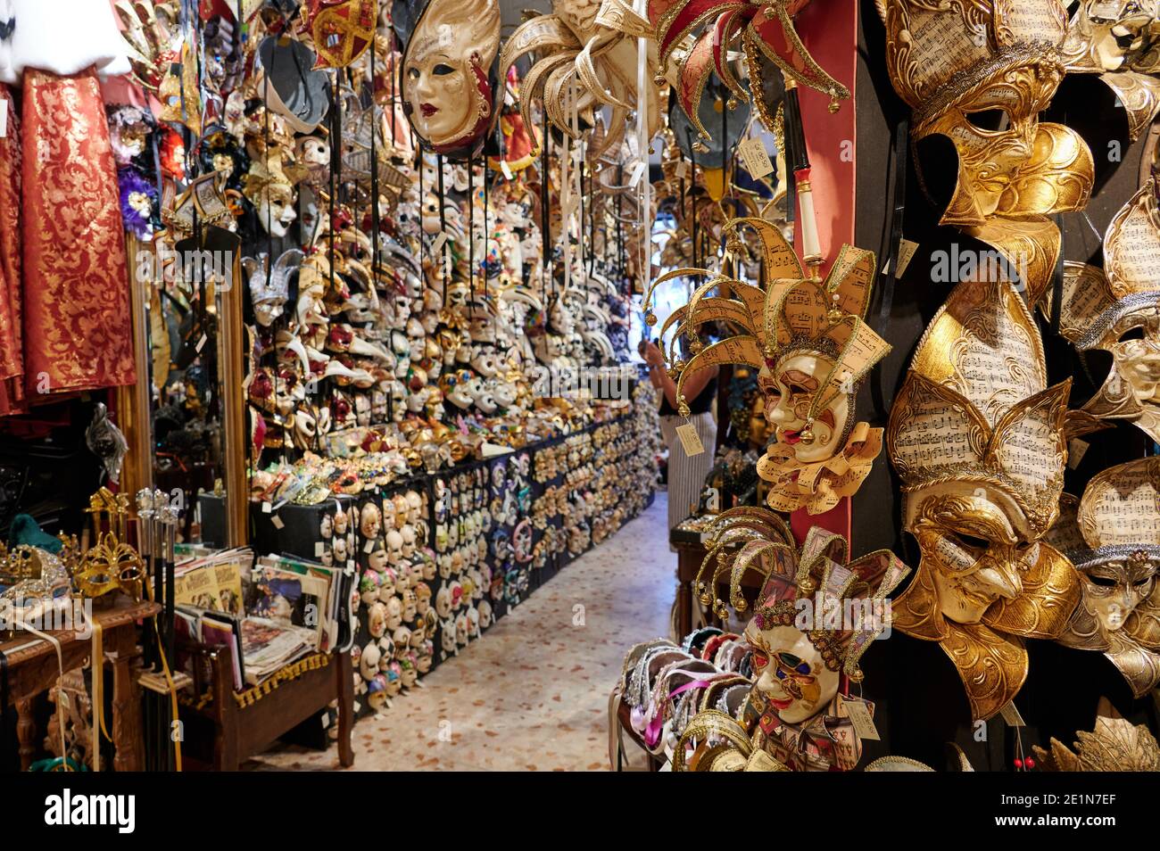 Boutique avec masques de carnaval vénitien à vendre, Venise, Vénétie, Italie Banque D'Images