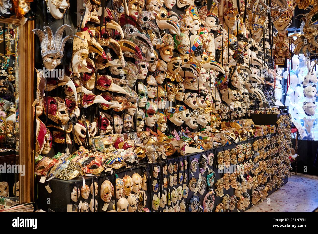 Boutique avec masques de carnaval vénitien à vendre, Venise, Vénétie, Italie Banque D'Images
