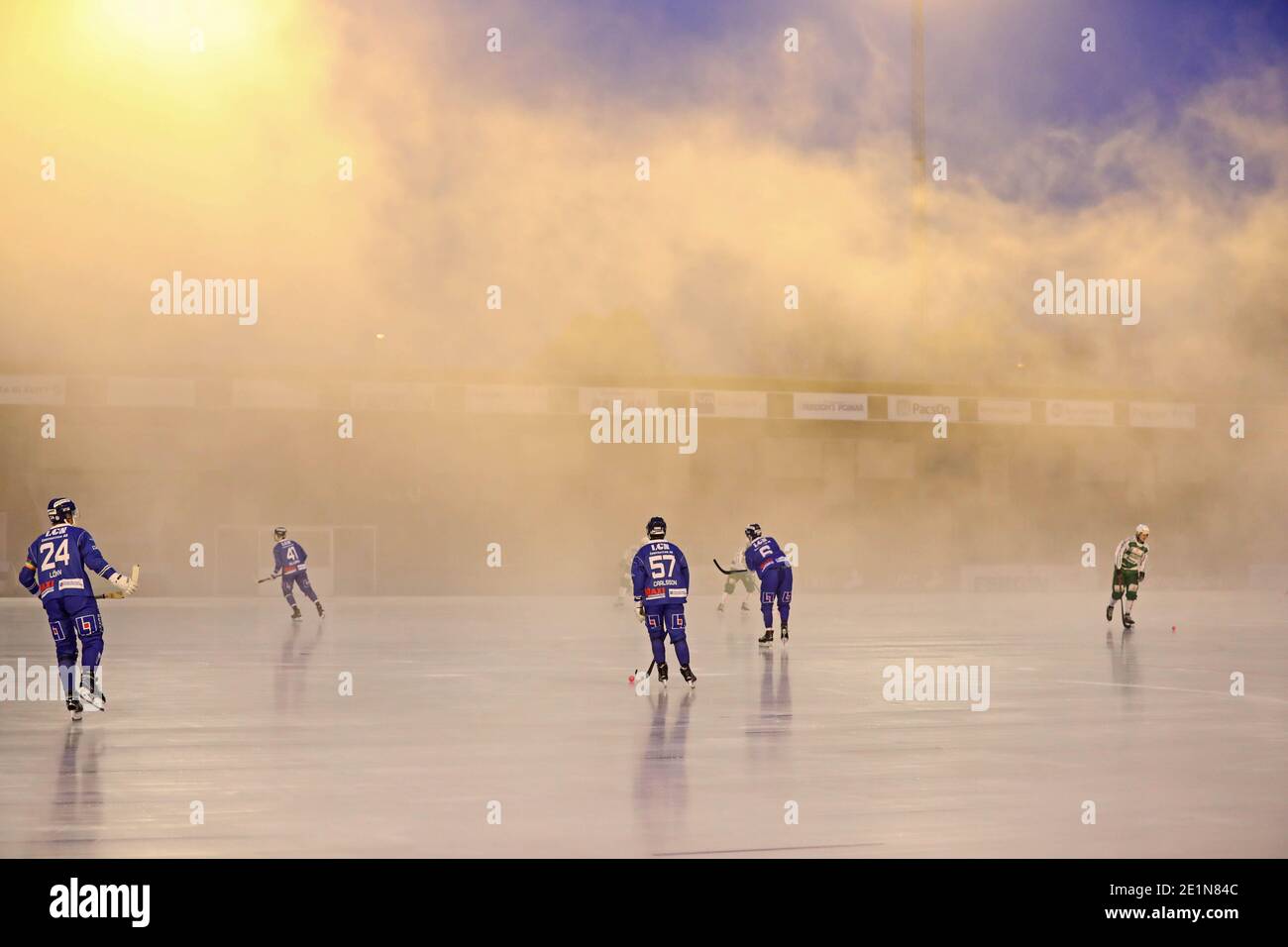 MOTALA, SUÈDE- 5 DÉCEMBRE 2020: Bandy dans la série ELITE entre IFK Motala-Västerås SK / BK à l'arène K Bygg. L'image: Les joueurs sur la glace avant le début du match. Banque D'Images