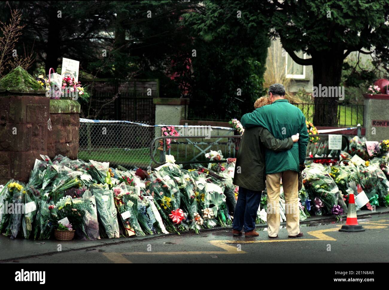 Massacre de l'école Dunblane 13 mars 1996. Les photos sont prises à partir du 14 mars. Wikipedia ci-dessous : le massacre de Dunblane a eu lieu à l'école primaire de Dunblane près de Stirling, en Écosse, au Royaume-Uni, le 13 mars 1996, lorsque Thomas Hamilton a abattu seize élèves et un enseignant, et en a blessé quinze autres, avant de se tuer. Elle reste la fusillade de masse la plus meurtrière de l'histoire britannique. Le débat public sur les meurtres a été centré sur les lois sur le contrôle des armes à feu, y compris les pétitions publiques pour une interdiction de la propriété privée des armes à feu et une enquête officielle, qui a produit le rapport Cullen de 1996. Banque D'Images