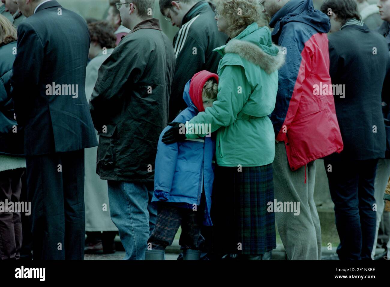 Massacre de l'école Dunblane 13 mars 1996. Les photos sont prises à partir du 14 mars. Wikipedia ci-dessous : le massacre de Dunblane a eu lieu à l'école primaire de Dunblane près de Stirling, en Écosse, au Royaume-Uni, le 13 mars 1996, lorsque Thomas Hamilton a abattu seize élèves et un enseignant, et en a blessé quinze autres, avant de se tuer. Elle reste la fusillade de masse la plus meurtrière de l'histoire britannique. Le débat public sur les meurtres a été centré sur les lois sur le contrôle des armes à feu, y compris les pétitions publiques pour une interdiction de la propriété privée des armes à feu et une enquête officielle, qui a produit le rapport Cullen de 1996. Banque D'Images