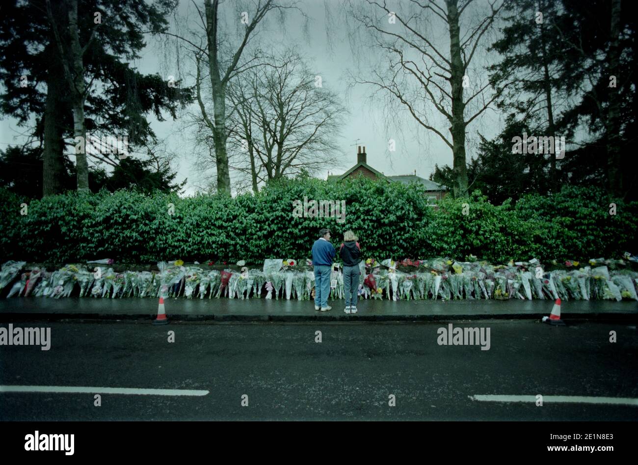 Massacre de l'école Dunblane 13 mars 1996. Les photos sont prises à partir du 14 mars. Wikipedia ci-dessous : le massacre de Dunblane a eu lieu à l'école primaire de Dunblane près de Stirling, en Écosse, au Royaume-Uni, le 13 mars 1996, lorsque Thomas Hamilton a abattu seize élèves et un enseignant, et en a blessé quinze autres, avant de se tuer. Elle reste la fusillade de masse la plus meurtrière de l'histoire britannique. Le débat public sur les meurtres a été centré sur les lois sur le contrôle des armes à feu, y compris les pétitions publiques pour une interdiction de la propriété privée des armes à feu et une enquête officielle, qui a produit le rapport Cullen de 1996. Banque D'Images