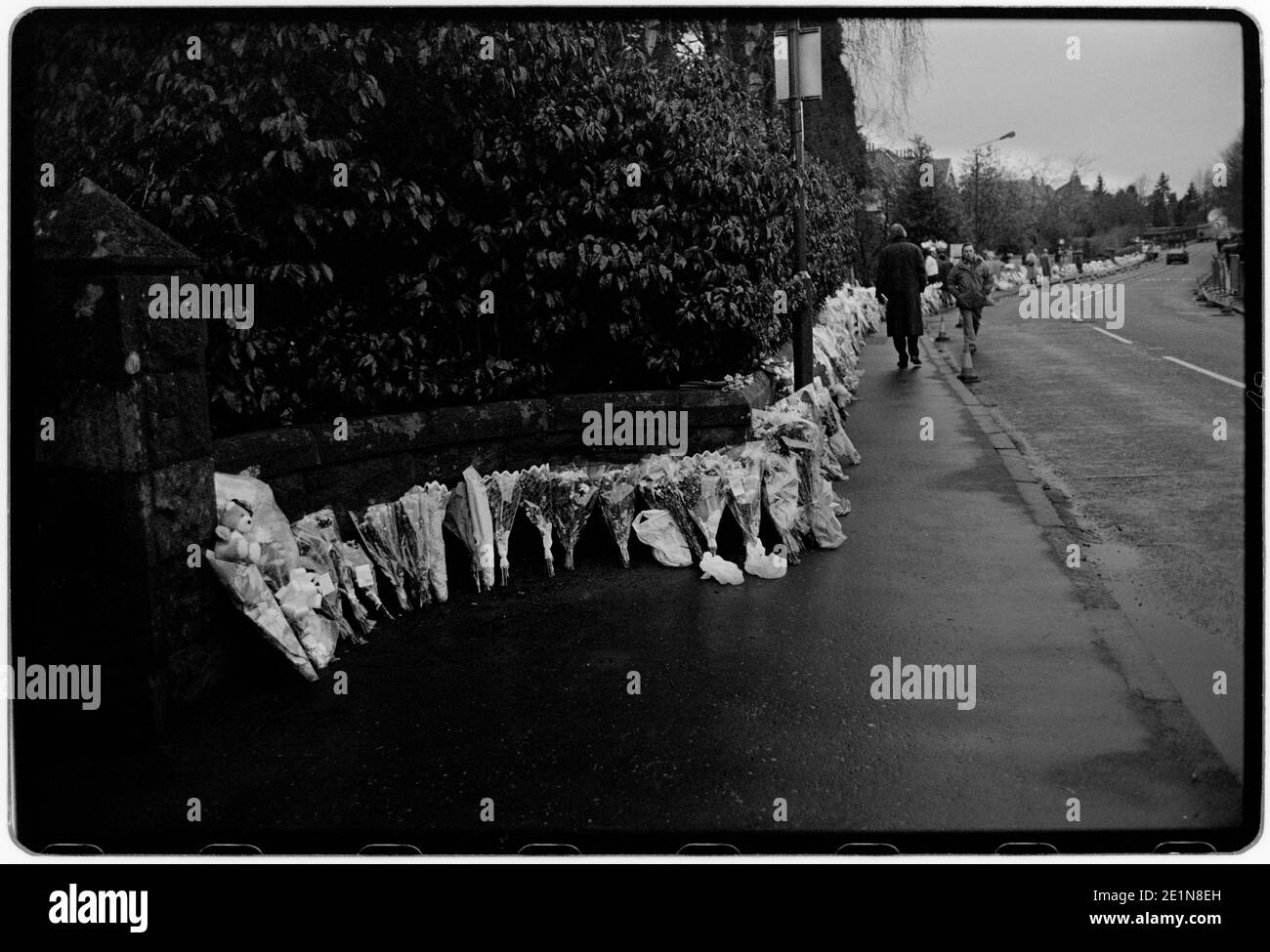 Massacre de l'école Dunblane 13 mars 1996. Les photos sont prises à partir du 14 mars. Wikipedia ci-dessous : le massacre de Dunblane a eu lieu à l'école primaire de Dunblane près de Stirling, en Écosse, au Royaume-Uni, le 13 mars 1996, lorsque Thomas Hamilton a abattu seize élèves et un enseignant, et en a blessé quinze autres, avant de se tuer. Elle reste la fusillade de masse la plus meurtrière de l'histoire britannique. Le débat public sur les meurtres a été centré sur les lois sur le contrôle des armes à feu, y compris les pétitions publiques pour une interdiction de la propriété privée des armes à feu et une enquête officielle, qui a produit le rapport Cullen de 1996. Banque D'Images