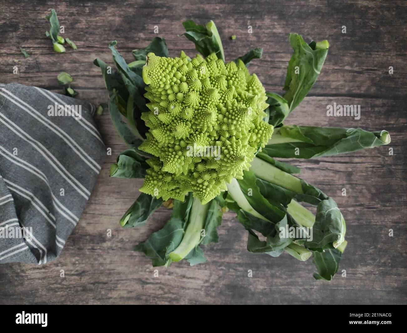 Un brocoli romanesco entier sur une table de cuisine Banque D'Images