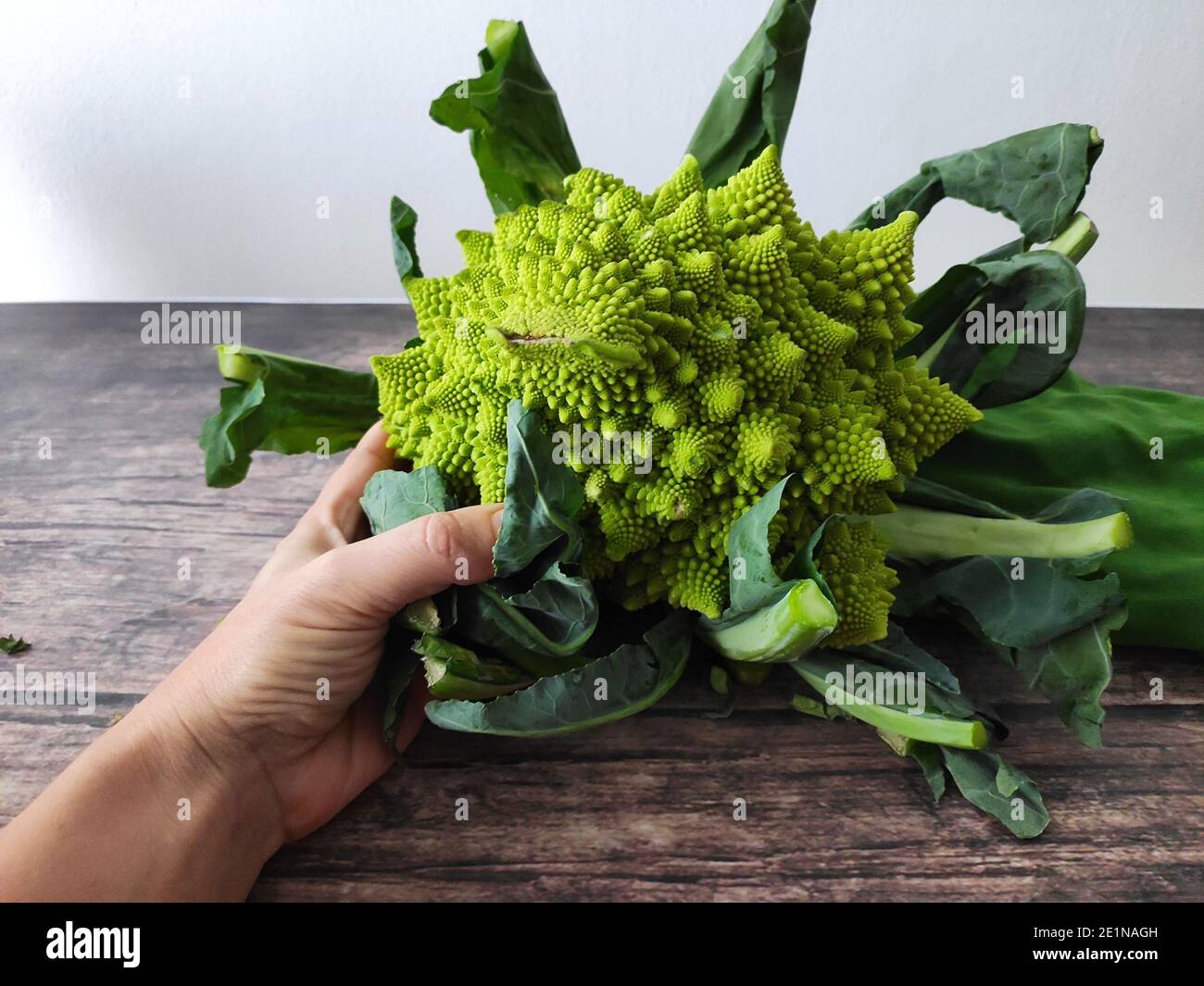 Un brocoli romanesco entier sur une table de cuisine Banque D'Images