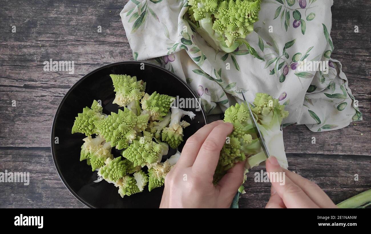 Un bol de brocoli sur une table Banque D'Images