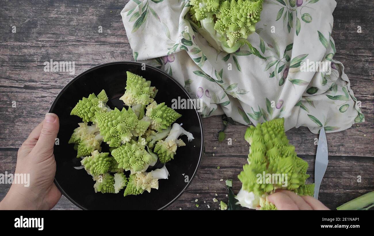 Un bol de brocoli sur une table Banque D'Images