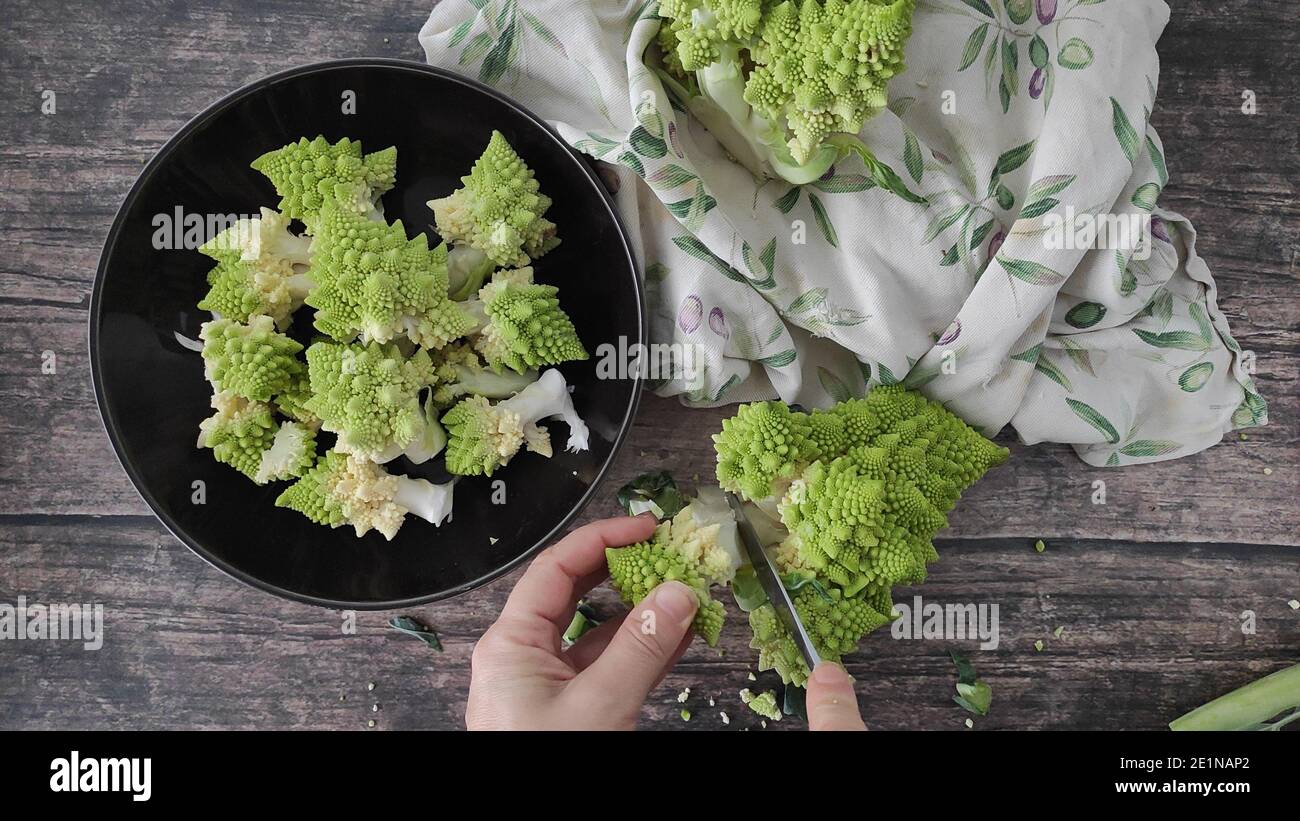 Un bol de brocoli sur une table Banque D'Images