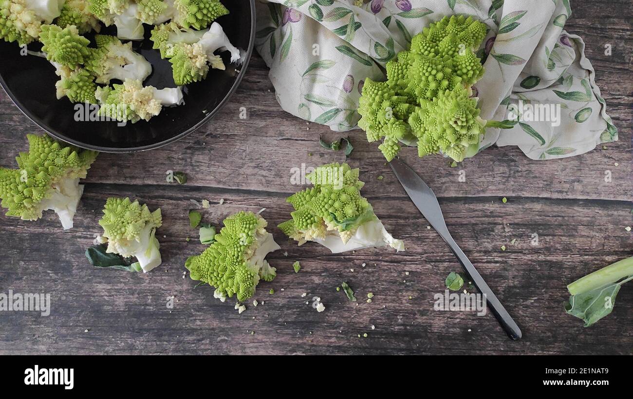 Un bol de brocoli sur une table Banque D'Images