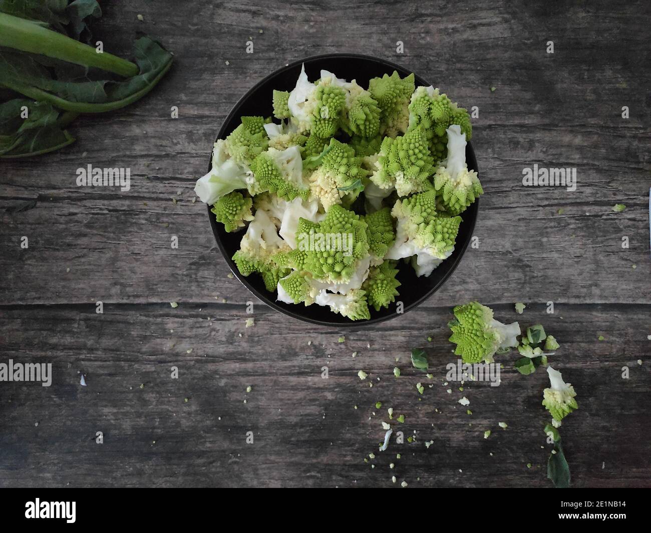 Romanesco Brocoli sur un bol brun sur une cuisine en bois tableau Banque D'Images