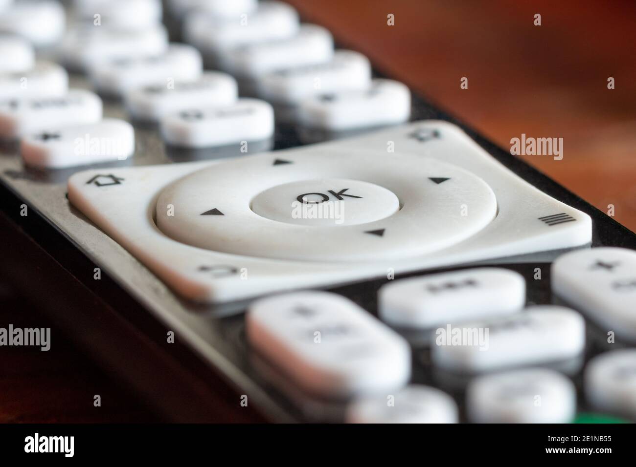 Touche OK blanche de la télécommande noire du téléviseur. Technologie Banque D'Images