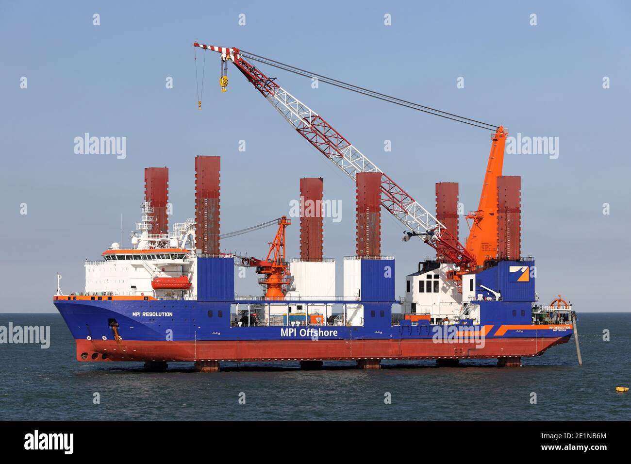 Le navire d'installation éolienne MPI résolution sera amarré à Maasvlakte le 18 septembre 2020. Banque D'Images