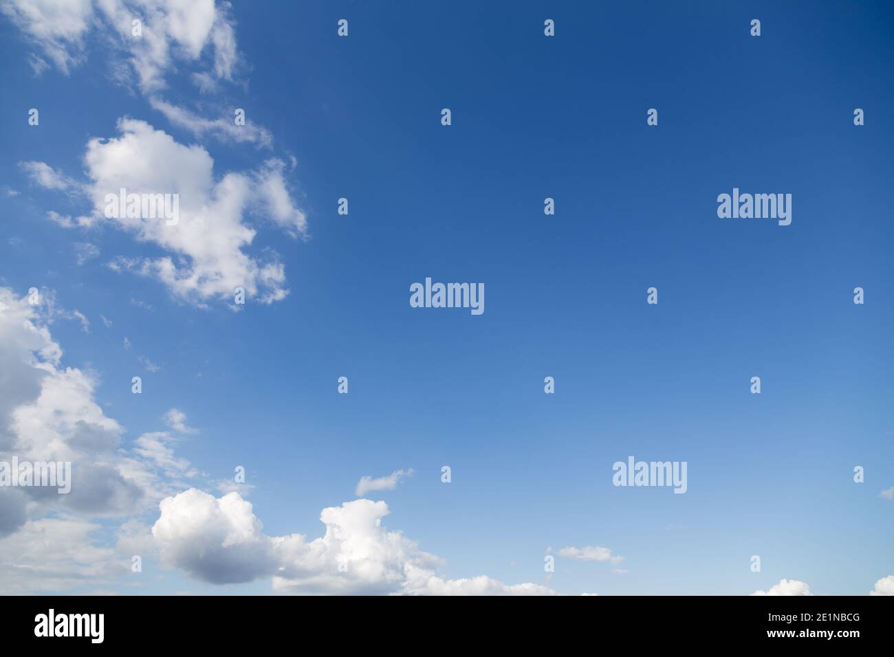 Nuage solitaire grand dans le ciel bleu nuageux. C'est un symbole de solitude. Gros plan. Banque D'Images
