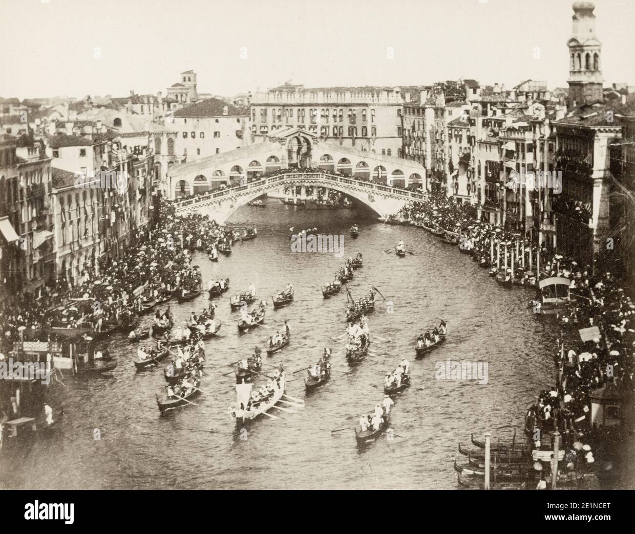 Photo du XIXe siècle : festival avec canal plein de gondoles et de bateaux de plaisance, près du pont du Rialto, Venise, Italie, Banque D'Images