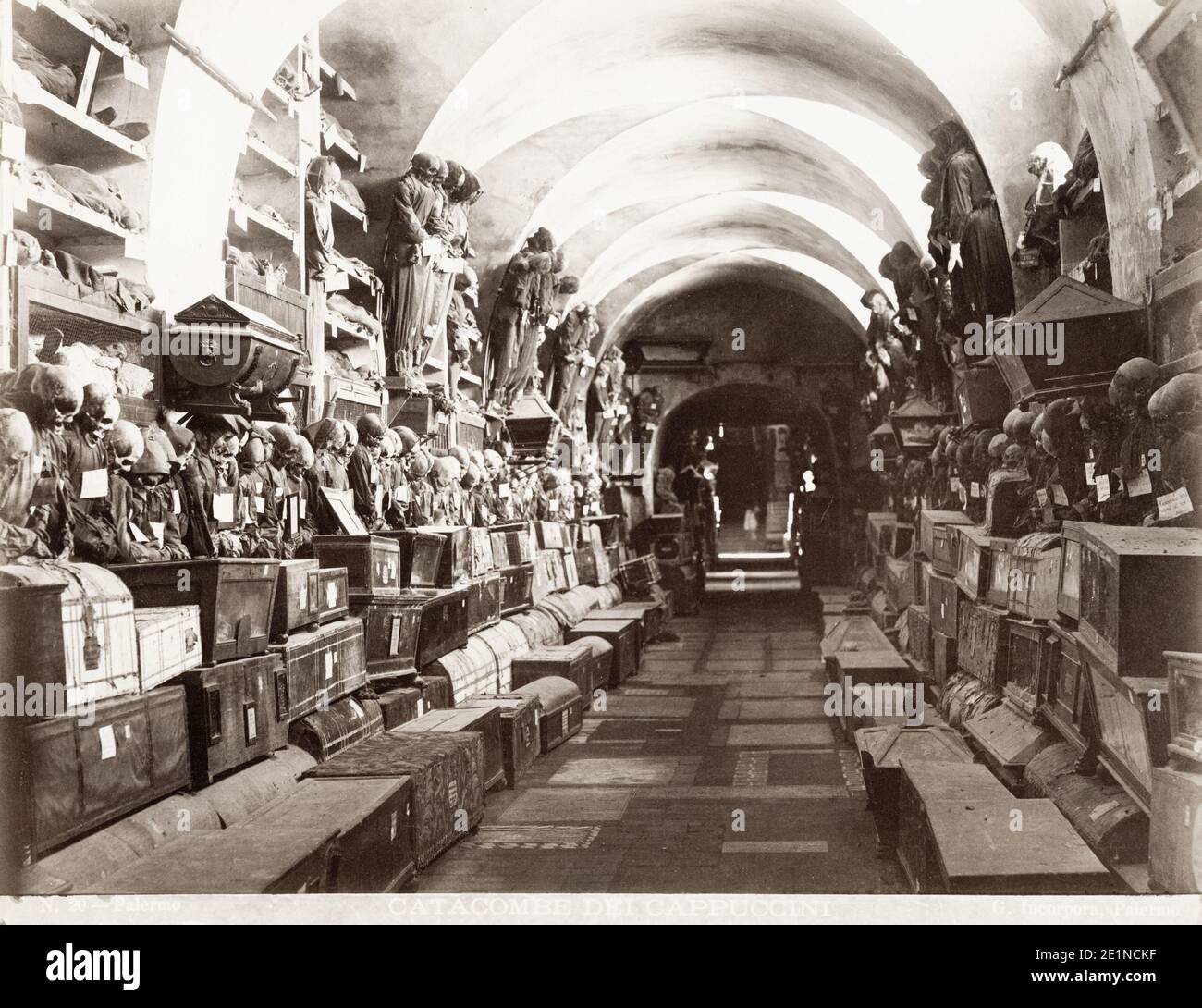 Photographie ancienne du XIXe siècle : Catacombe dei Cappuccini, vers 1890. Les catacombes de Capuchin de Palerme sont des catacombes funéraires à Palerme, en Sicile, dans le sud de l'Italie. Banque D'Images