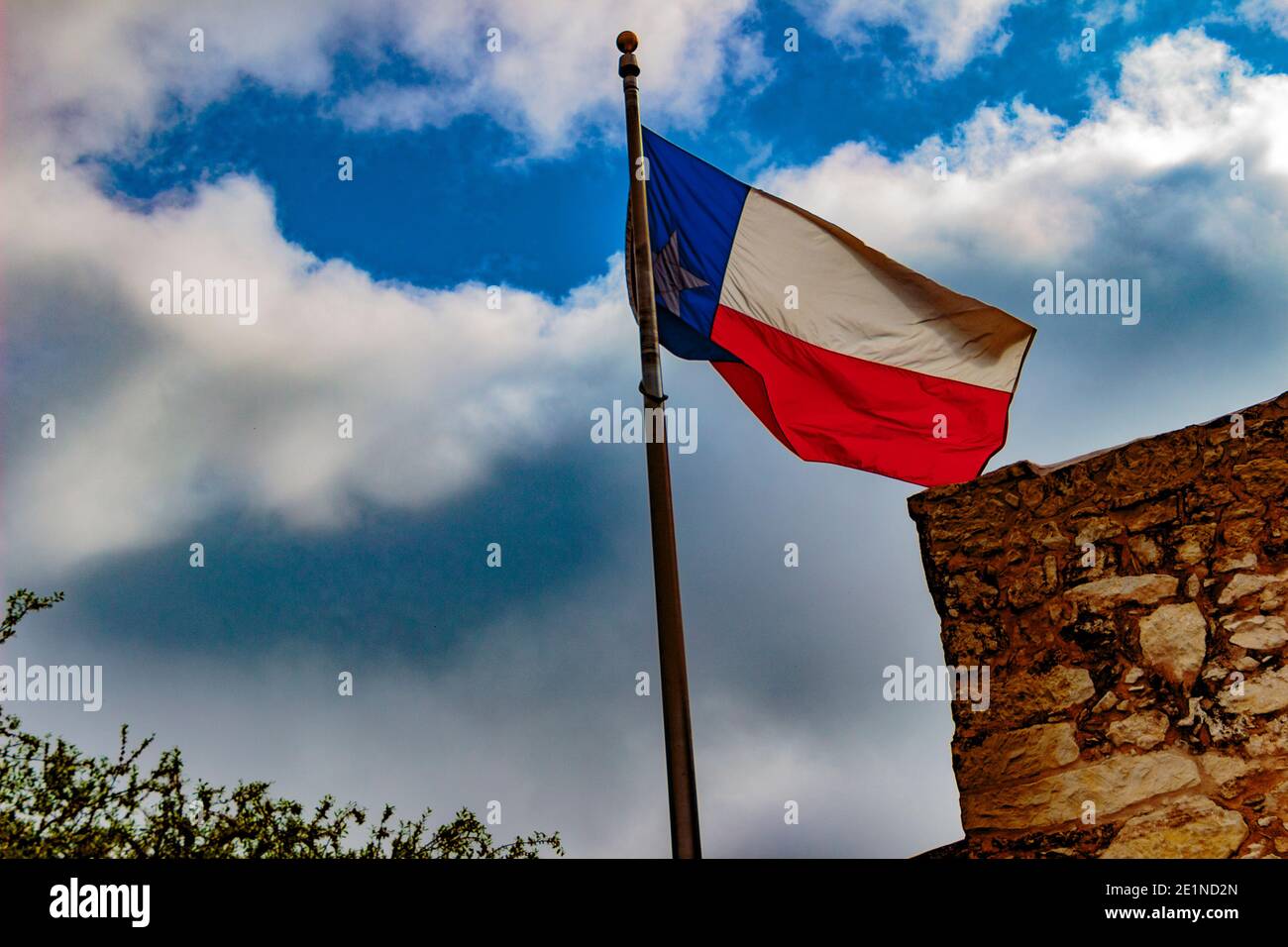 An Antonio, Texas, États-Unis - 29 mars 2018 : le drapeau du Texas survole l'Alamo à San Antonio et près de la promenade au bord de la rivière. Banque D'Images