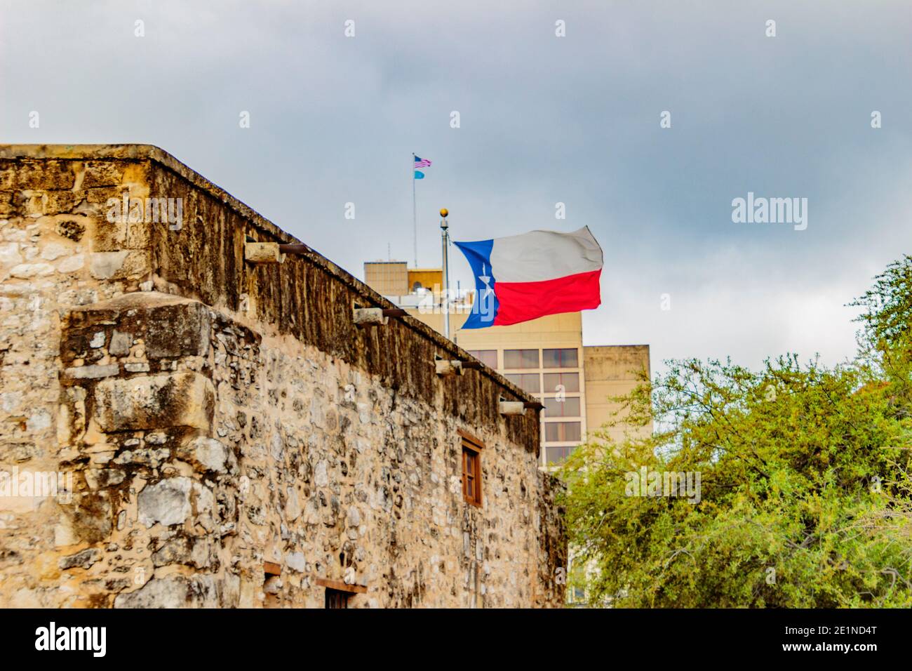 An Antonio, Texas, États-Unis - 29 mars 2018 : le drapeau du Texas survole l'Alamo à San Antonio et près de la promenade au bord de la rivière. Banque D'Images