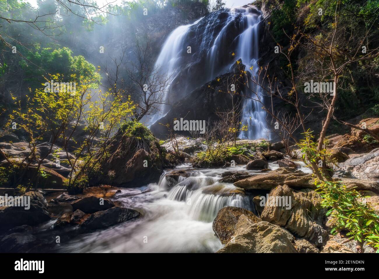 Khlong LAN Waterfall une belle et claire image, situé à Kamphaeng Phet, Thaïlande Banque D'Images