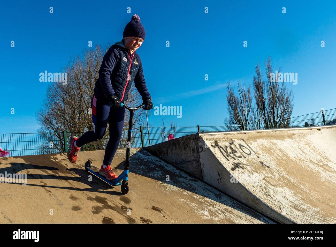Bandon, West Cork, Irlande. 8 janvier 2021. Malgré la surface glacée et le temps froid, Doireann Leane, 9 ans, de Bandon, a apprécié de jouer sur son scooter dans le parc de skate de Bandon aujourd'hui. Crédit : AG News/Alay Live News Banque D'Images
