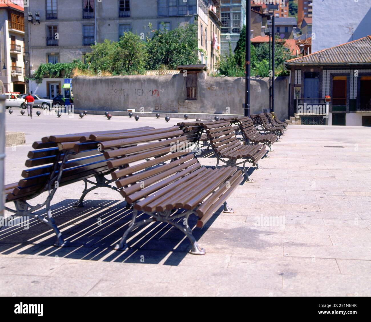BANCOS DE MADERA. Emplacement : EXTÉRIEUR. CANGAS DEL NARCEA. ASTURIES. ESPAGNE. Banque D'Images
