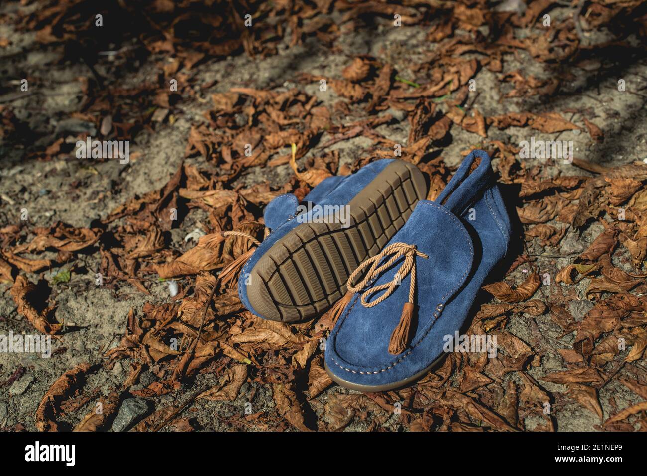 chaussures pour hommes mocassins couleur bleue sur un automne orange tombé feuilles Banque D'Images