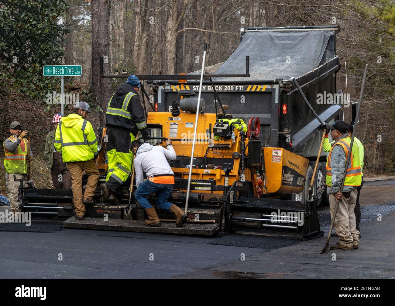 Travailleurs de la route qui travaillent sur une machine à paver d'asphalte, Chapel Hill, Caroline du Nord Banque D'Images