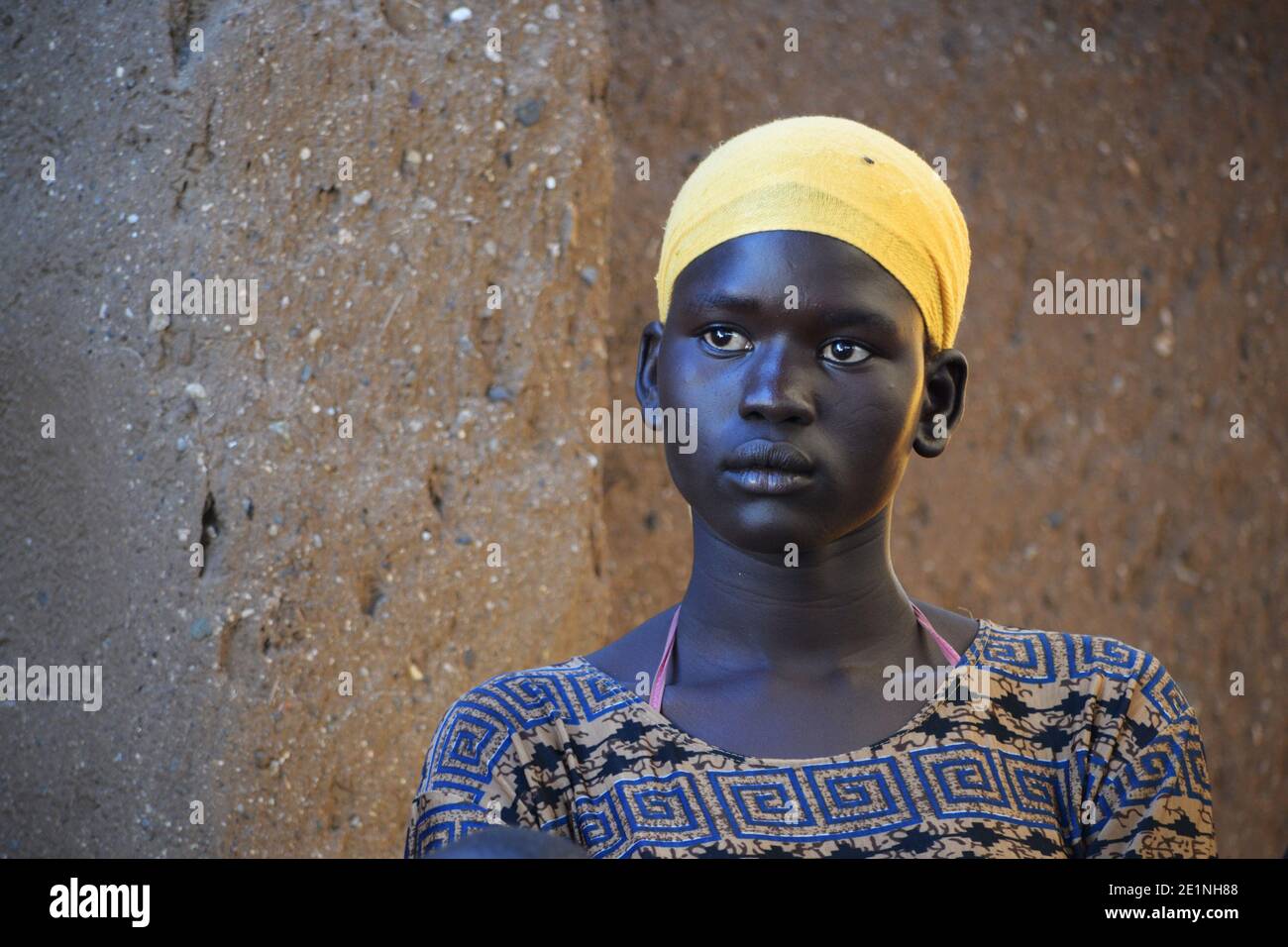 Portrait d'une jeune fille sud-soudanaise dans le camp de réfugiés de Kakuma, Kenya. Banque D'Images