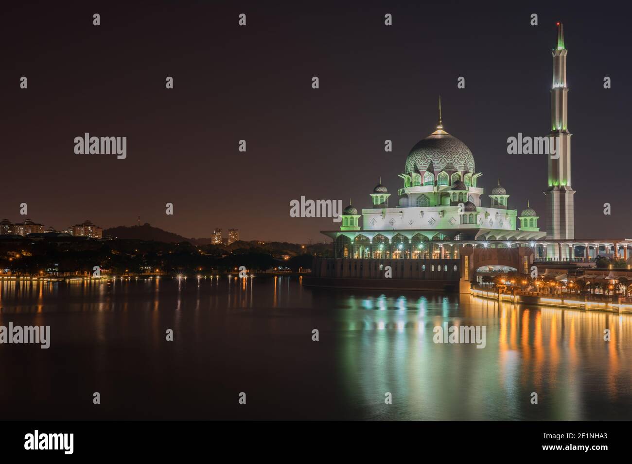 mosquée la nuit, les couleurs vives se reflètent sur l'eau Banque D'Images