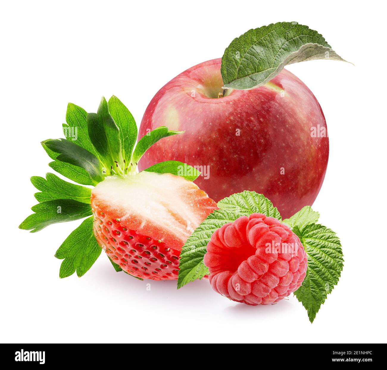 pomme rouge, fraise et framboises avec des feuilles isolées sur fond blanc. Banque D'Images