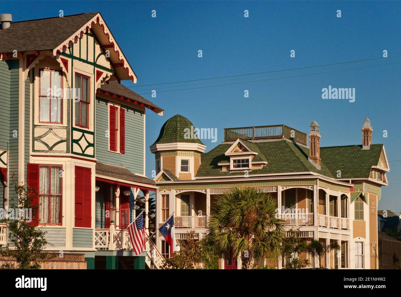 Maisons en pain d'épice sur ball Avenue, style Queen Anne d'architecture victorienne, dans le quartier historique de East End, Galveston, Texas, États-Unis Banque D'Images