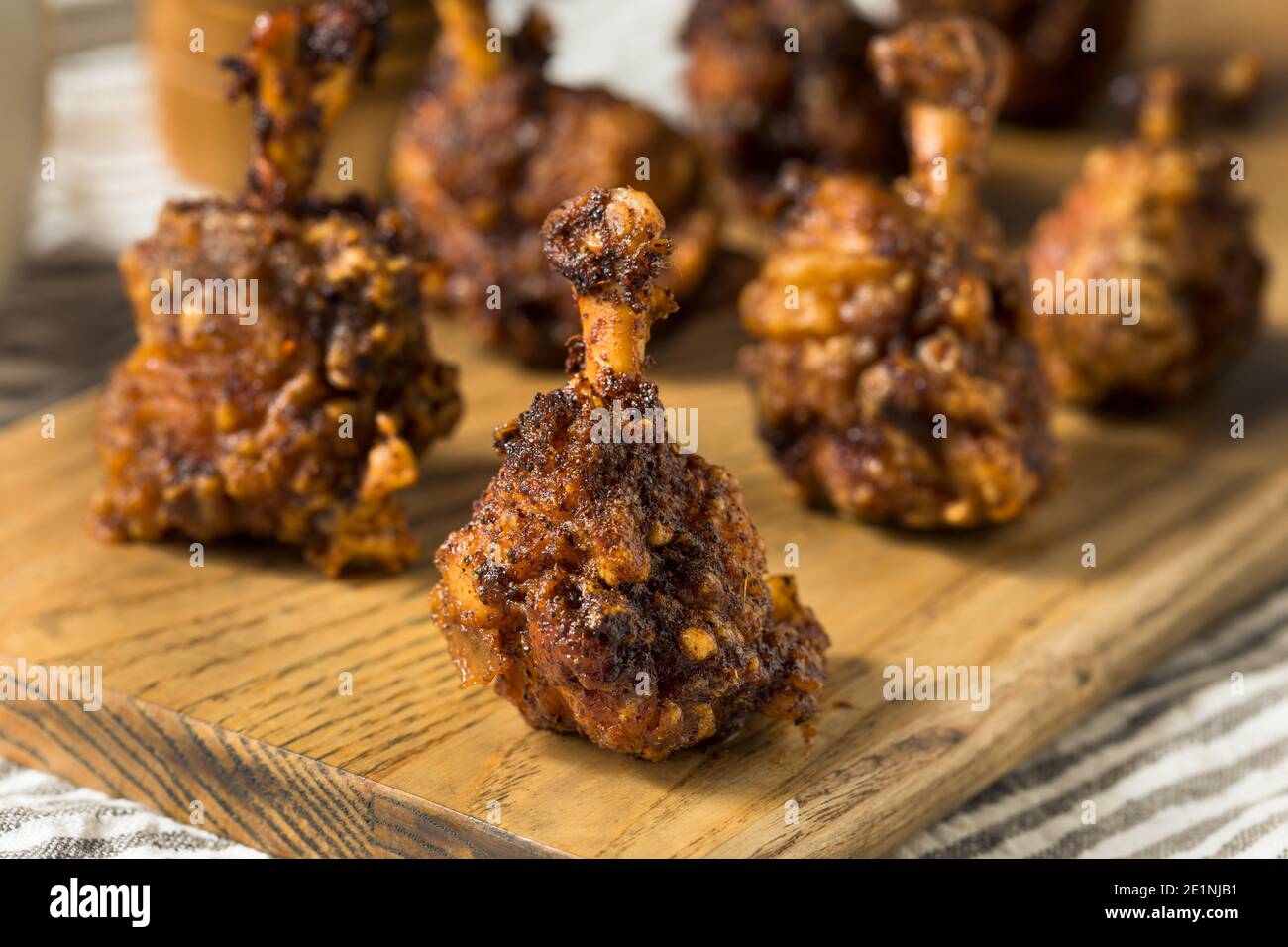 Sucettes de poulet frites maison aux épices Banque D'Images