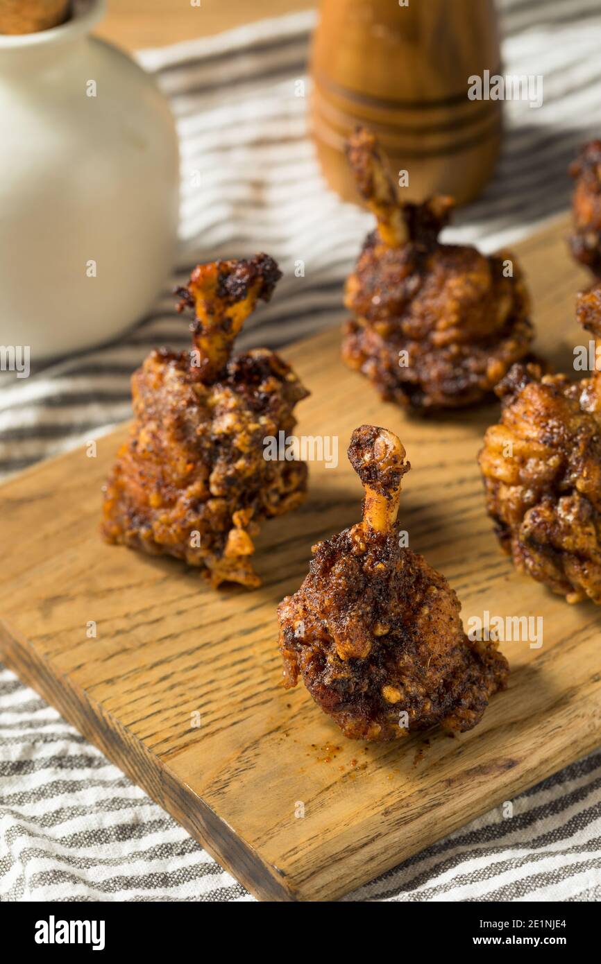 Sucettes de poulet frites maison aux épices Banque D'Images