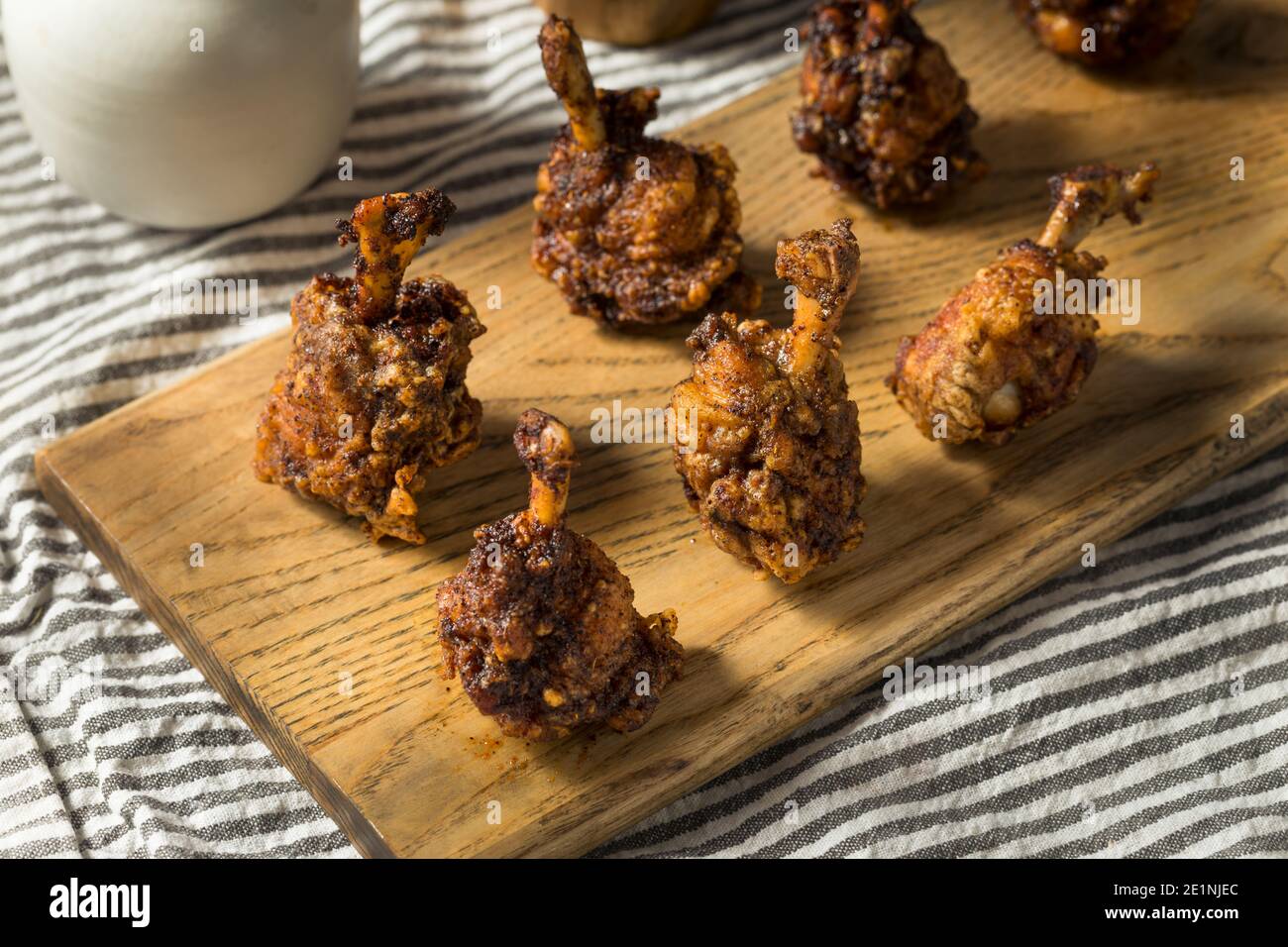 Sucettes de poulet frites maison aux épices Banque D'Images