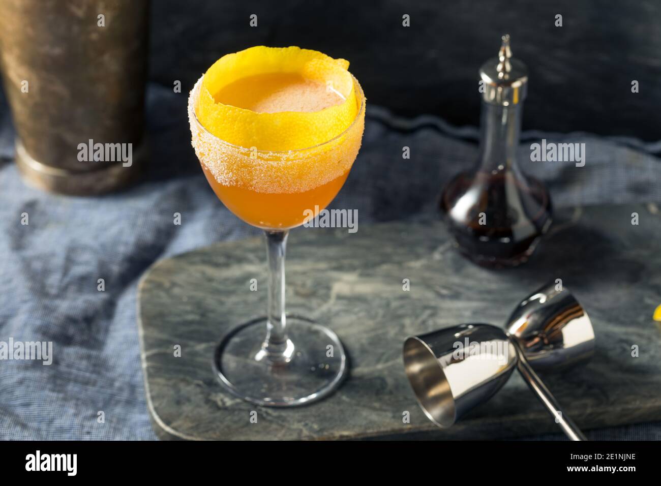 Cocktail husté Brandy Crusta avec sucre et citron Banque D'Images