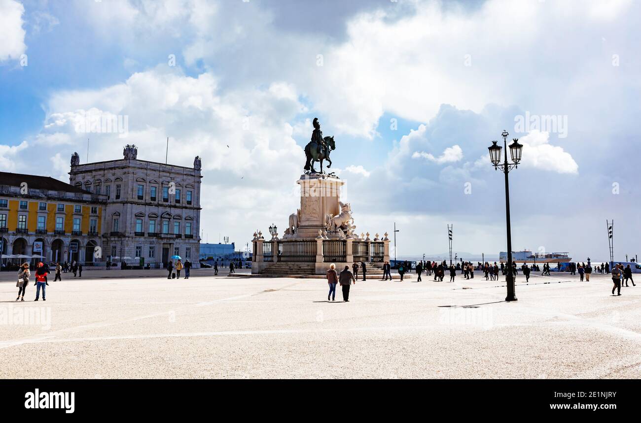 Lisbonne, Portugal - 15 mars 2018 : vue panoramique sur la place du commerce par une journée ensoleillée Banque D'Images