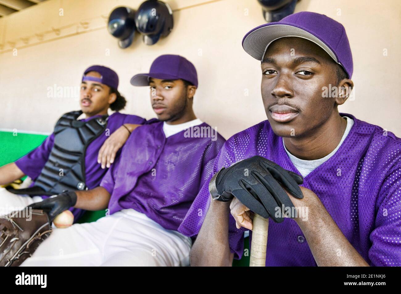 Portrait des joueurs de baseball assis dans le dugout Banque D'Images