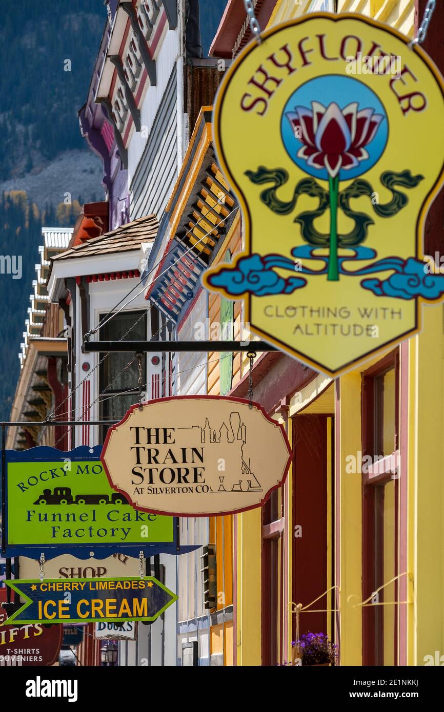 Panneau de rue suspendu à l'extérieur des boutiques de Greene Street, Silverton, Colorado, États-Unis Banque D'Images