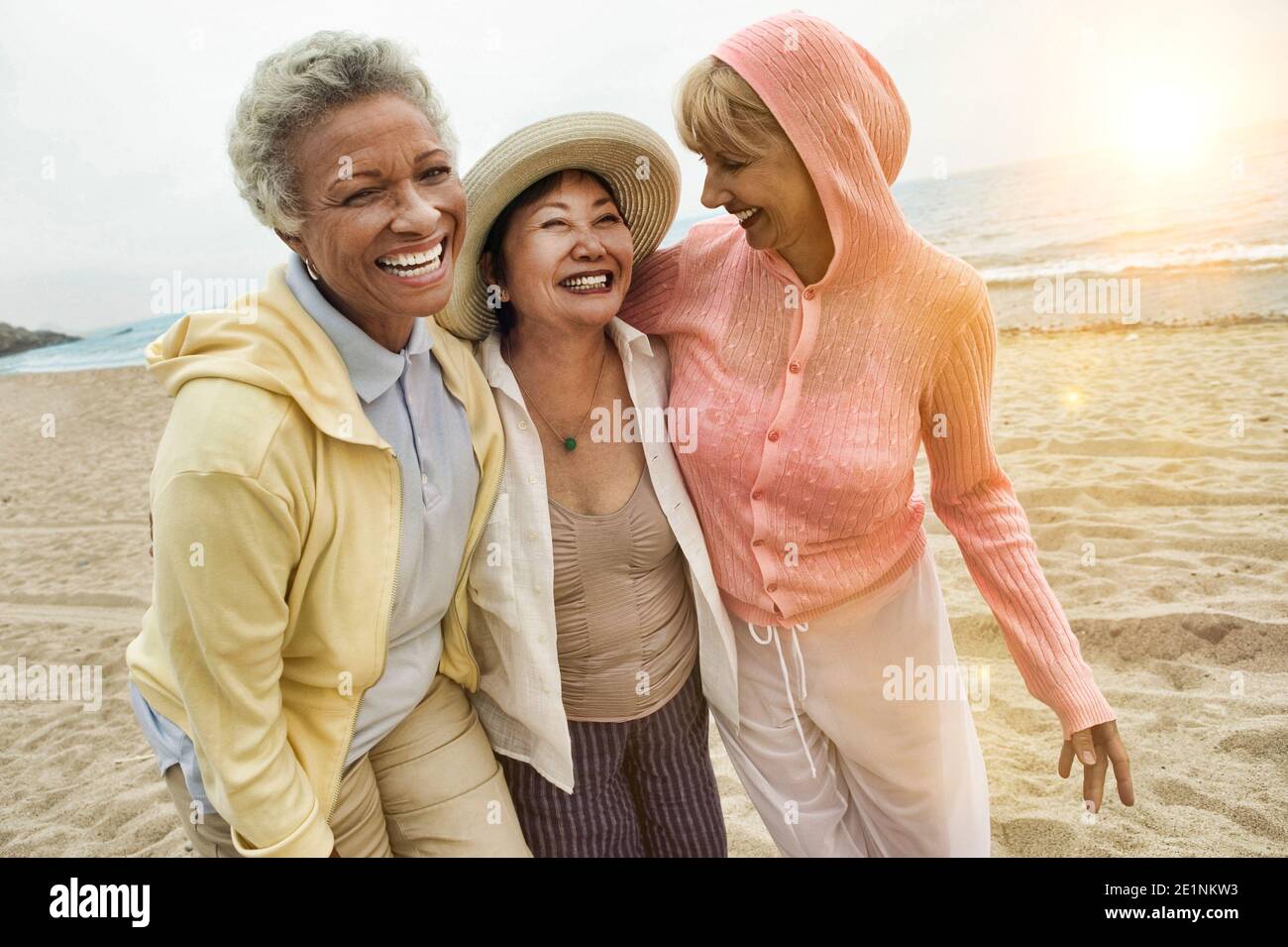 Portrait d'amis féminins d'âge moyen multi-ethniques heureux appréciant vacances à la plage Banque D'Images