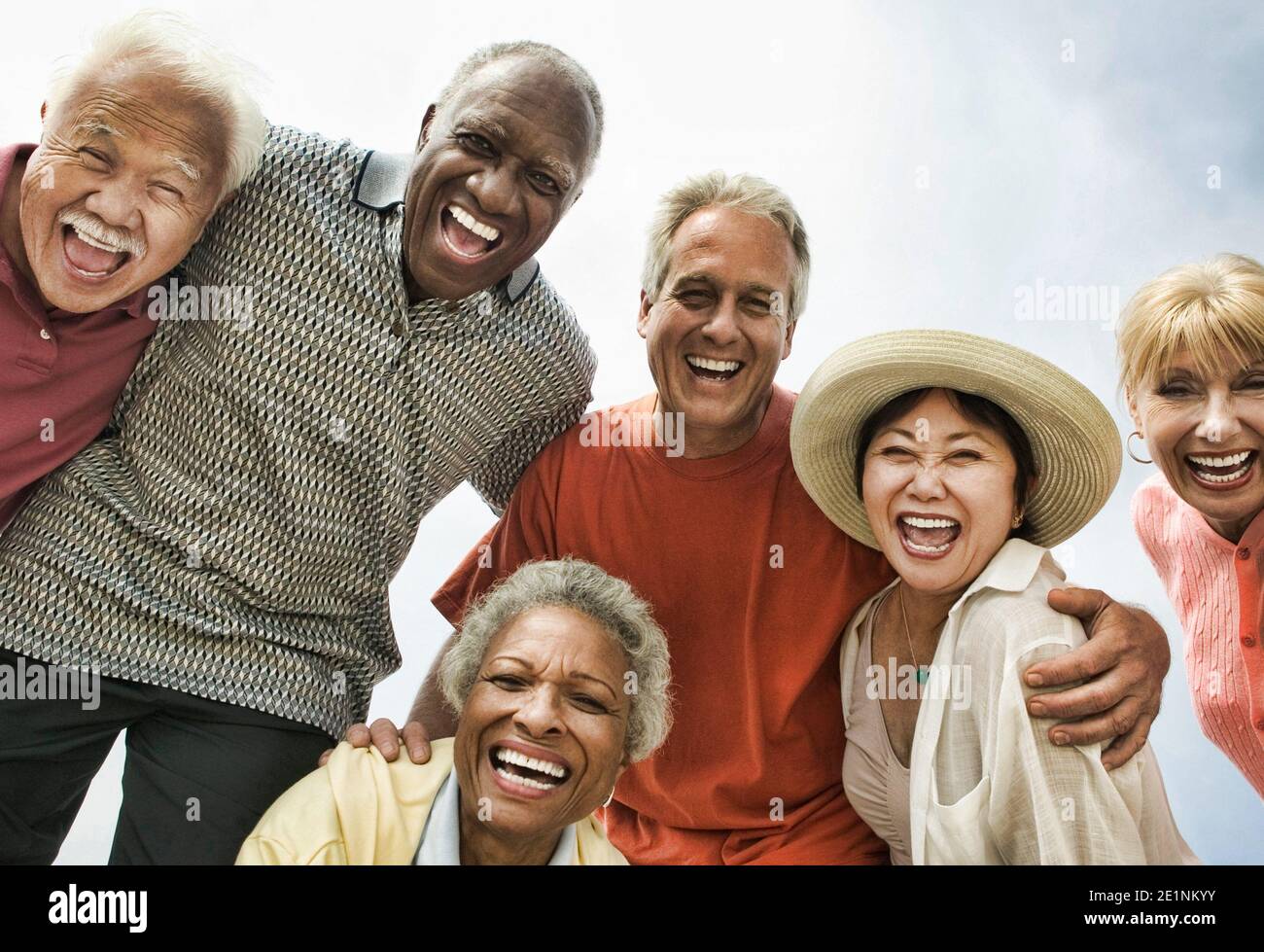 Groupe multiethnique d'amis riant sur la plage Banque D'Images