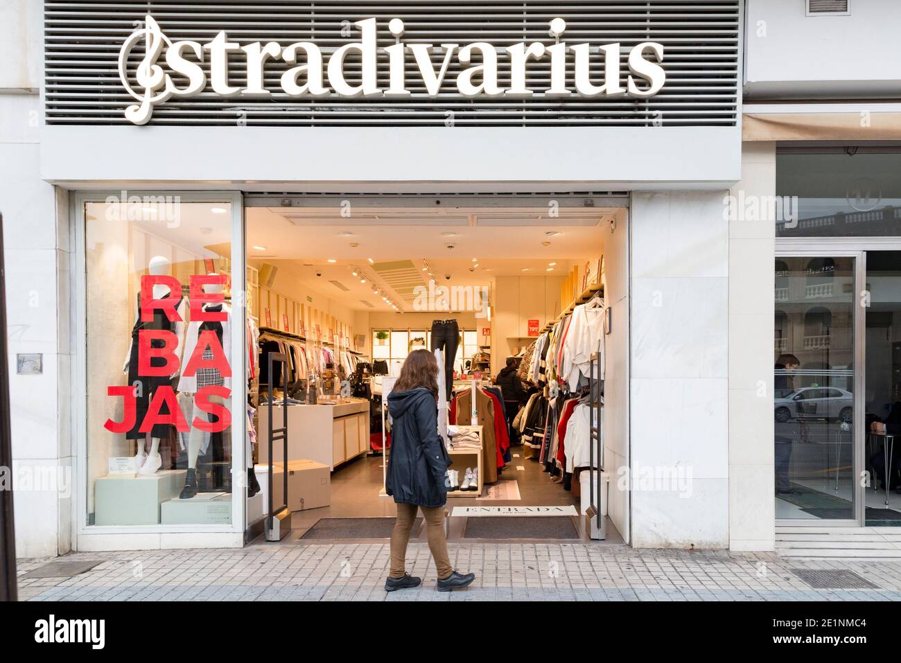 Une femme se tient devant la porte du magasin Stradivarius pendant les  ventes d'hiver.dans les dernières semaines de Noël, les cas de Covid19 à  Valence ont augmenté, ce qui a entraîné le