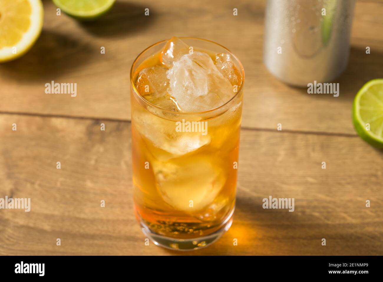 Boisson rafraîchissante à la bière froide au gingembre avec citron et citron vert Banque D'Images