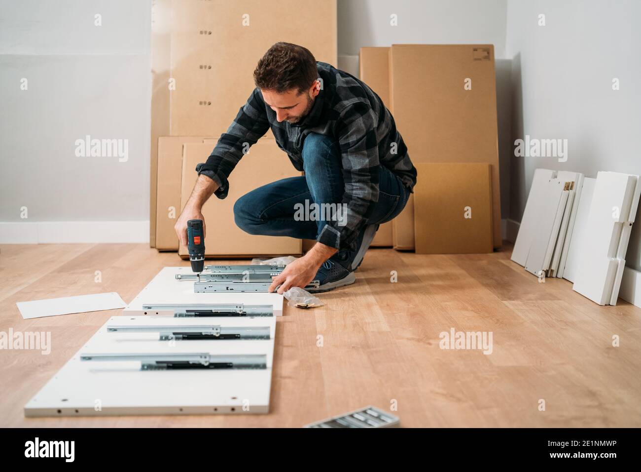 Portrait de l'homme assemblant des meubles. Faites-le vous-même assemblage de meubles. Banque D'Images