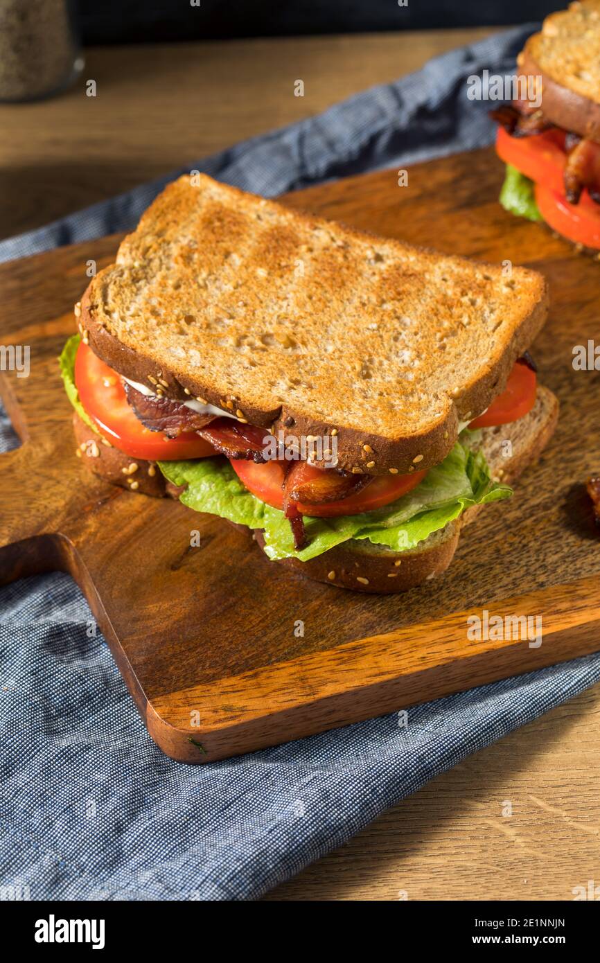 Sandwich BLT au bacon maison avec laitue et tomates Banque D'Images