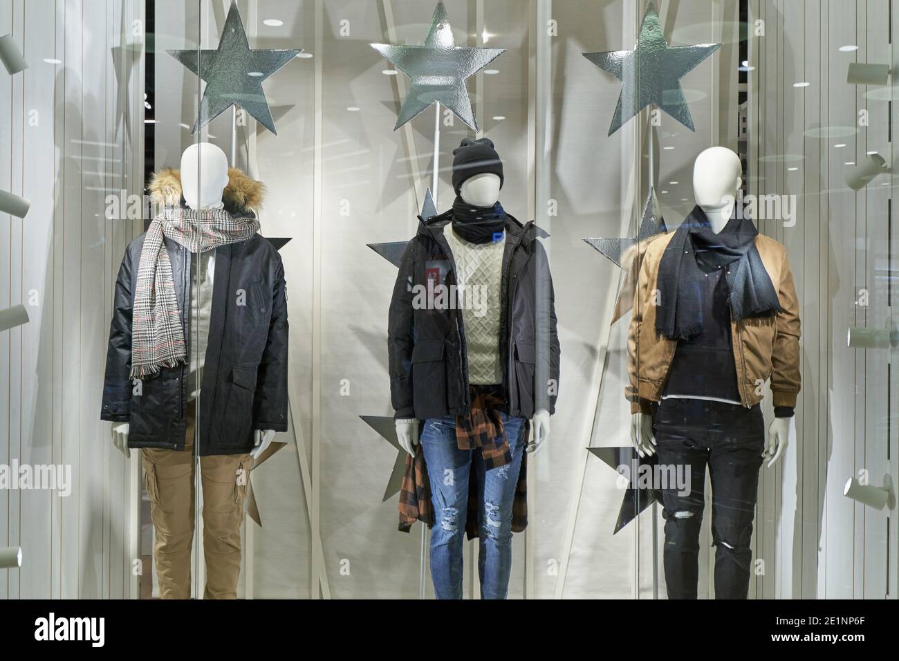 Mannequins en vêtements d'extérieur d'hiver pour hommes dans une fenêtre d'atelier Banque D'Images
